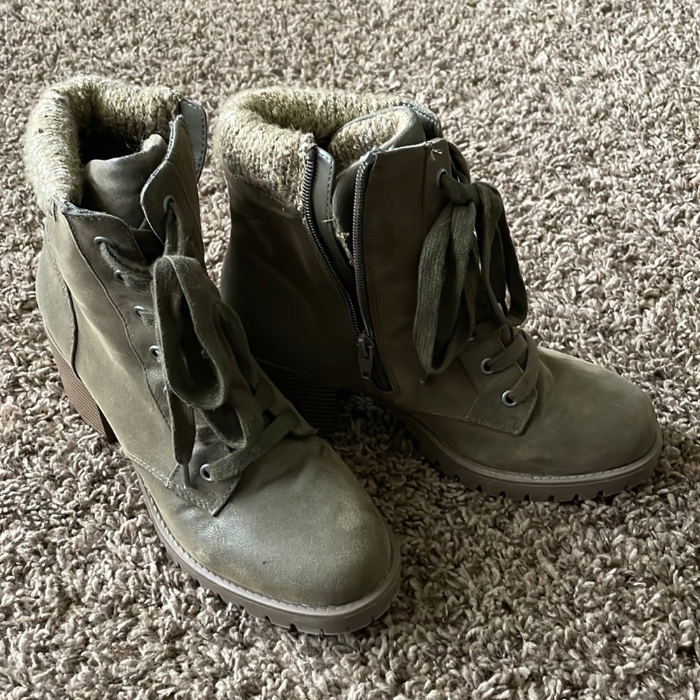 Universal Threads - Olive green lace-up boots with side zipper - size 8